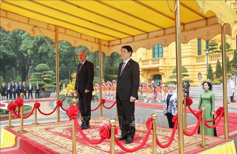 Chủ tịch nước Lương Cường và Tổng thống Hungary Sulyok Tamas trên bục danh dự. Ảnh: Lâm Khánh/TTXVN

