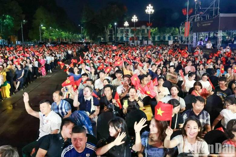 Đông đảo người dân Thủ đô theo dõi chương trình tại Quảng trường Ba Đình.