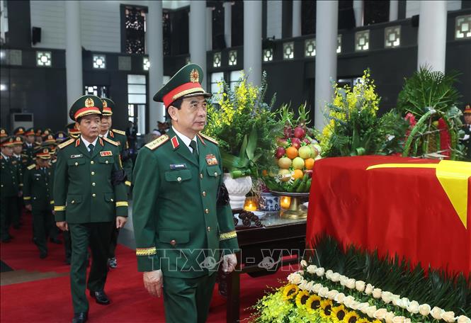 Đoàn Quân ủy Trung ương - Bộ Quốc phòng do Đại tướng Phan Văn Giang, Uỷ viên Bộ Chính trị, Phó Bí thư Quân ủy Trung ương, Bộ trưởng Bộ Quốc phòng dẫn đầu viếng nguyên Chủ tịch Trần Đức Lương. Ảnh: TTXVN