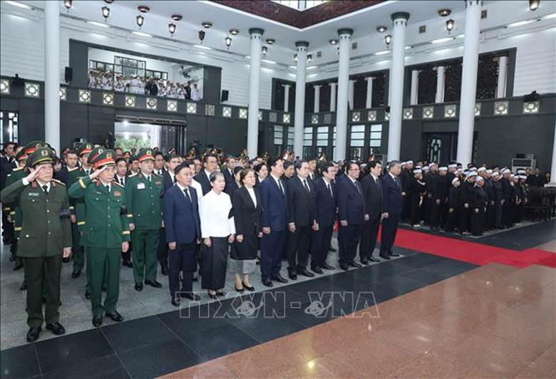 Tổng Bí thư Tô Lâm cùng các đồng chí Lãnh đạo, nguyên Lãnh đạo Đảng, Nhà nước dự Lễ truy điệu nguyên Chủ tịch nước Trần Đức Lương. Ảnh: TTXVN