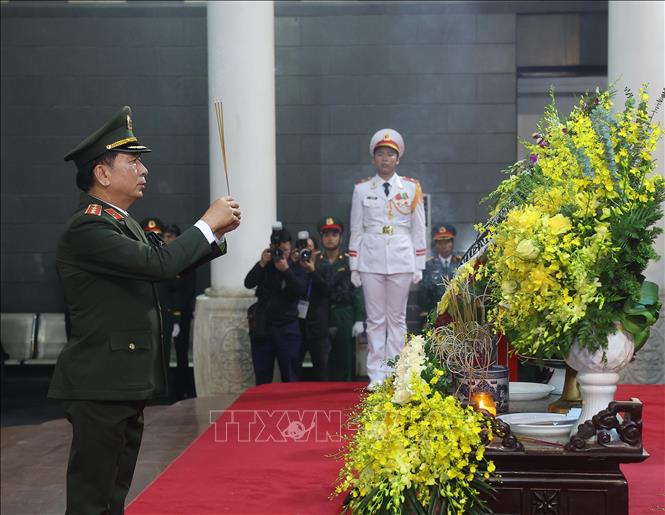Thượng tướng Trần Quốc Tỏ, Ủy viên Trung ương Đảng, Phó Bí thư Đoàn Đảng ủy Công an Trung ương, Thứ trưởng Bộ Công an viếng nguyên Chủ tịch Trần Đức Lương. Ảnh: TTXVN