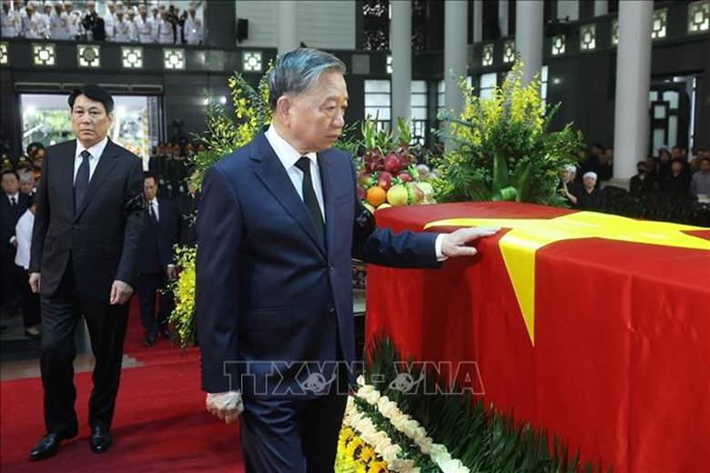 Tổng Bí thư Tô Lâm, Chủ tịch nước Lương Cường cùng các đại biểu đi vòng quanh linh cữu lần cuối, tiễn biệt nguyên Chủ tịch nước Trần Đức Lương. Ảnh: TTXVN