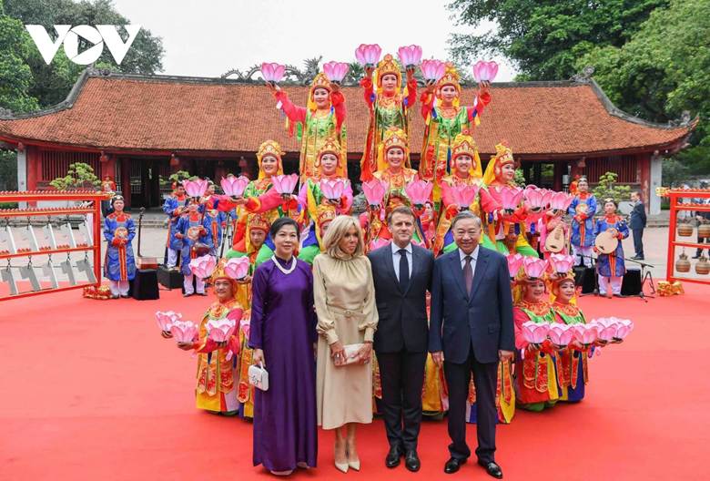 Tổng Bí thư Tô Lâm và Phu nhân cùng Tổng thống Pháp Emmanuel Macron và Phu nhân chụp ảnh chung