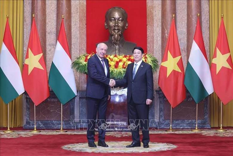 Chủ tịch nước Lương Cường và Tổng thống Hungary Sulyok Tamas chụp ảnh chung. Ảnh: Lâm Khánh/TTXVN

