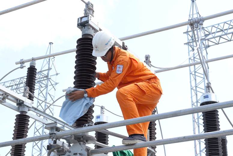 Công nhân Công ty Điện lực Đồng Tháp vệ sinh sứ cao thế, trước khi đóng điện công trình “Nâng cấp, cải tạo Trạm 110kV Tam Nông (T2-63MVA) tỉnh Đồng Tháp”.