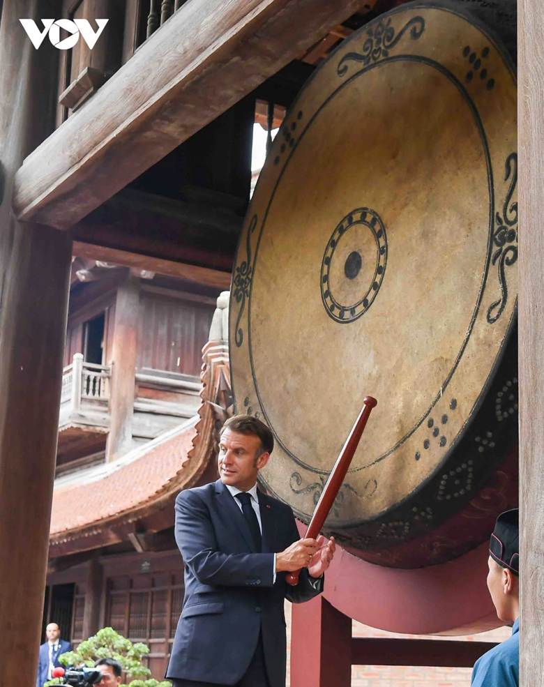 Tổng thống Pháp Emmanuel Macron đánh 3 tiếng trống tại Văn Miếu-Quốc Tử Giám