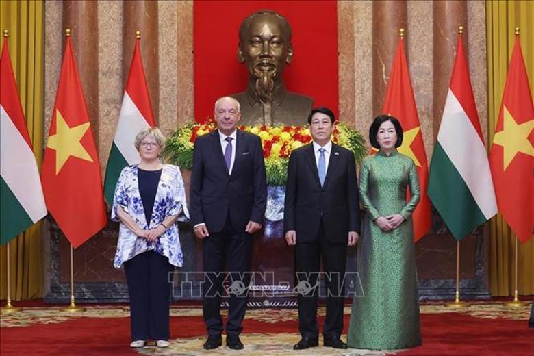 Chủ tịch nước Lương Cường và Phu nhân cùng Tổng thống Hungary Sulyok Tamas và Phu nhân chụp ảnh chung. Ảnh: Lâm Khánh/TTXVN