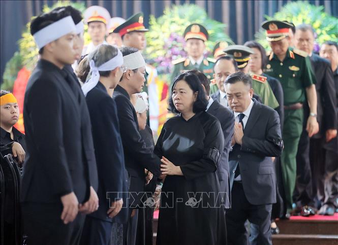 Bí thư Thành ủy Hà Nội Bùi Thị Minh Hoài chia buồn cùng tang quyến nguyên Chủ tịch nước Trần Đức Lương. Ảnh: TTXVN