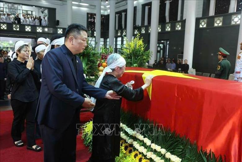 Gia quyến đi vòng quanh linh cữu lần cuối, tiễn biệt nguyên Chủ tịch nước Trần Đức Lương. Ảnh: TTXVN