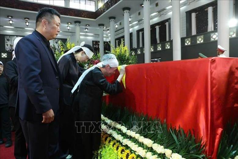 Gia quyến đi vòng quanh linh cữu lần cuối, tiễn biệt nguyên Chủ tịch nước Trần Đức Lương. Ảnh: TTXVN