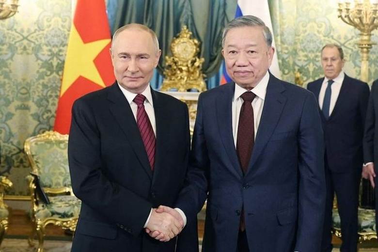 Ngày 10/5, tại Điện Kremlin, Tổng Bí thư Tô Lâm đã hội đàm với Tổng thống Nga Vladimir Putin. Tại cuộc hội đàm, Tổng thống Vladimir Putin trân trọng cảm ơn Tổng Bí thư Tô Lâm và Phu nhân cùng đoàn đại biểu cấp cao Việt Nam đã đến dự lễ kỷ niệm 80 năm Ngày Chiến thắng trong Chiến tranh Vệ quốc vĩ đại và QĐND Việt Nam đã cử lực lượng tham gia cuộc duyệt binh trên Quảng trường Đỏ. Tổng Bí thư Tô Lâm chúc mừng Nga đã tổ chức thành công lễ kỷ niệm và khẳng định Tổng thống Nga Putin là người bạn lớn, người đồng chí thân thiết của Việt Nam. (Ảnh: TTXVN)