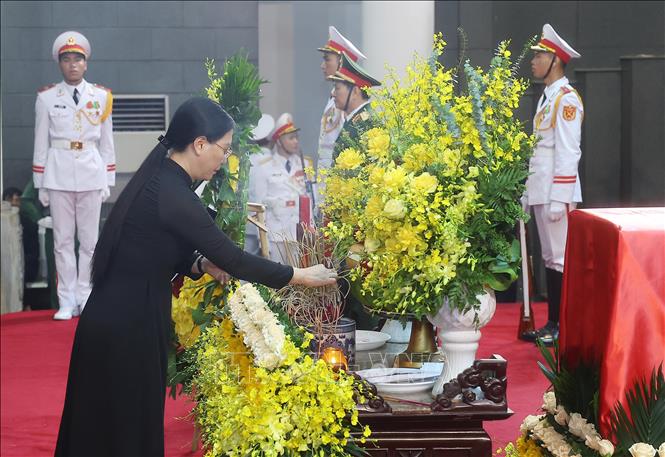 Đoàn Tỉnh uỷ, HĐND, UBND, UB MTTQ Việt Nam tỉnh Quảng Ngãi do đồng chí Bùi Thị Quỳnh Vân, Uỷ viên Trung ương Đảng, Bí thư Tỉnh uỷ viếng nguyên Chủ tịch Trần Đức Lương. Ảnh: TTXVN