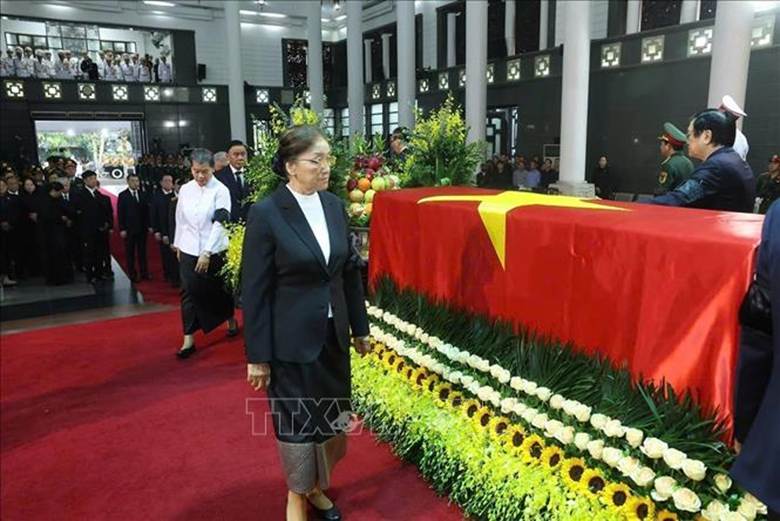 Phó Chủ tịch nước Lào Pany Yathotou đi quanh linh cữu lần cuối, tiễn biệt nguyên Chủ tịch nước Trần Đức Lương. Ảnh: TTXVN