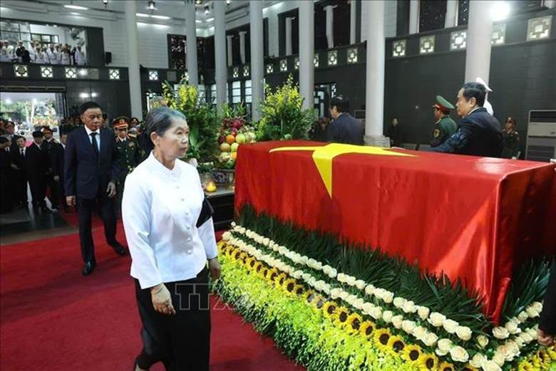 Phó Chủ tịch Đảng Nhân dân Campuchia, Chủ tịch Hội đồng quốc gia mặt trận đoàn kết phát triển Tổ quốc Campuchia, Chủ tịch Hội Hữu nghị Campuchia - Việt Nam Men Sam An đi quanh linh cữu lần cuối, tiễn biệt nguyên Chủ tịch nước Trần Đức Lương. Ảnh: TTXVN