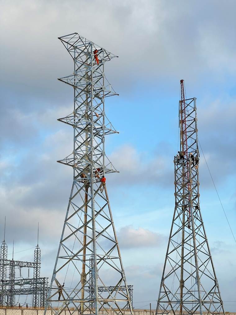 Gấp rút thi công đóng điện giai đoạn 1 công trình “Lộ ra 110kV trạm 220kV Duyên Hải”, tỉnh Trà Vinh ngày 25/04/2025