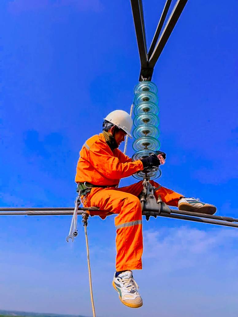 Công trình ‘Phân pha dây dẫn ĐD110kV 178 Trảng Bàng 2 - Bến Cầu, tỉnh Tây Ninh’, đóng điện ngày 27/4 (ảnh: PCTN).