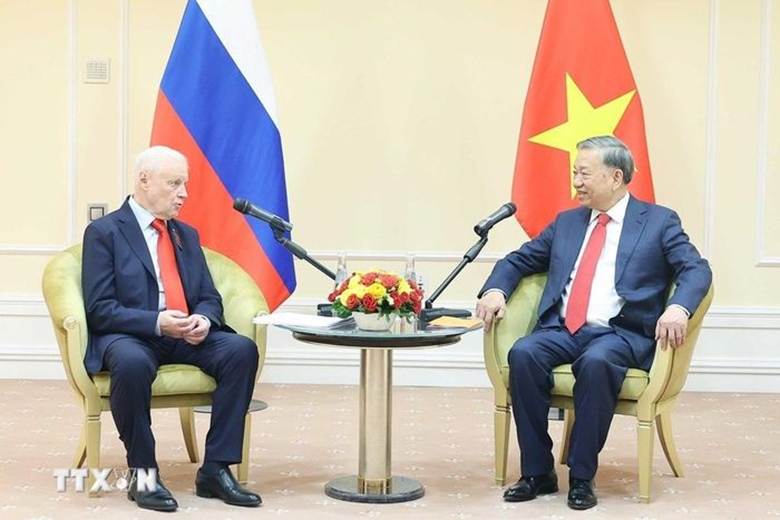 Chiều 10/5, Tổng Bí thư Tô Lâm đã gặp Chủ tịch Đảng Nước Nga Công bằng – Những người yêu nước – Vì sự thật Sergey Mironov. Tổng Bí thư nhấn mạnh, Việt Nam sẽ tiếp tục đẩy mạnh hợp tác với Nga, vì sự phát triển của hai nước và lợi ích của nhân dân hai nước, vì hòa bình, ổn định và thịnh vượng chung. Ông Sergey Mironov khẳng định, Nga luôn coi trọng mối quan hệ với Việt Nam và đánh giá cao lập trường của Việt Nam về các vấn đề liên quan đến Nga trên các diễn đàn quốc tế. (Ảnh: TTXVN)