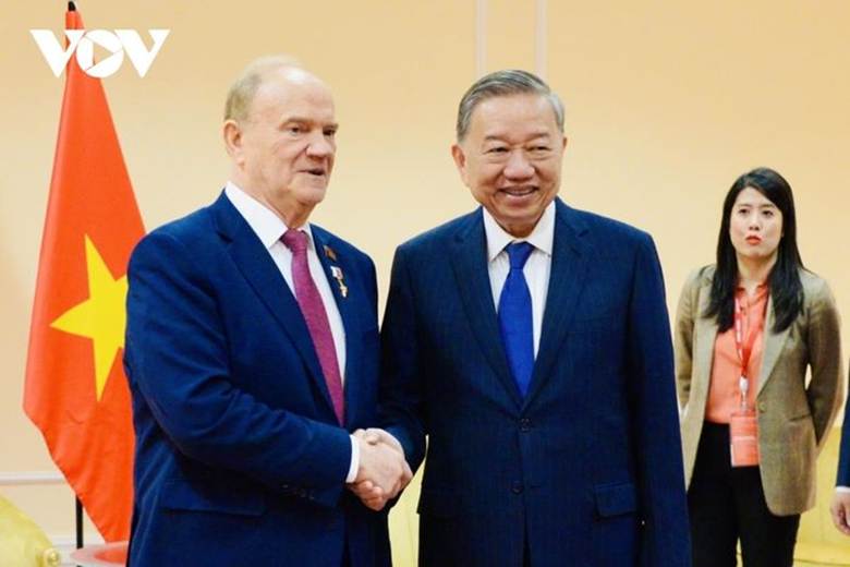 Cũng trong sáng 11/5, Tổng Bí thư Tô Lâm đã gặp Chủ tịch Đảng Cộng sản Liên bang Nga Gennady Zyuganov. Tổng Bí thư Tô Lâm khẳng định Đảng Cộng sản Việt Nam luôn coi trọng quan hệ hữu nghị truyền thống tốt đẹp với Đảng Cộng sản Liên bang Nga và mối quan hệ hai Đảng có ý nghĩa quan trọng trong tổng thể quan hệ Việt – Nga, là cơ sở chính trị để thúc đẩy hợp tác hai nước trên các lĩnh vực.