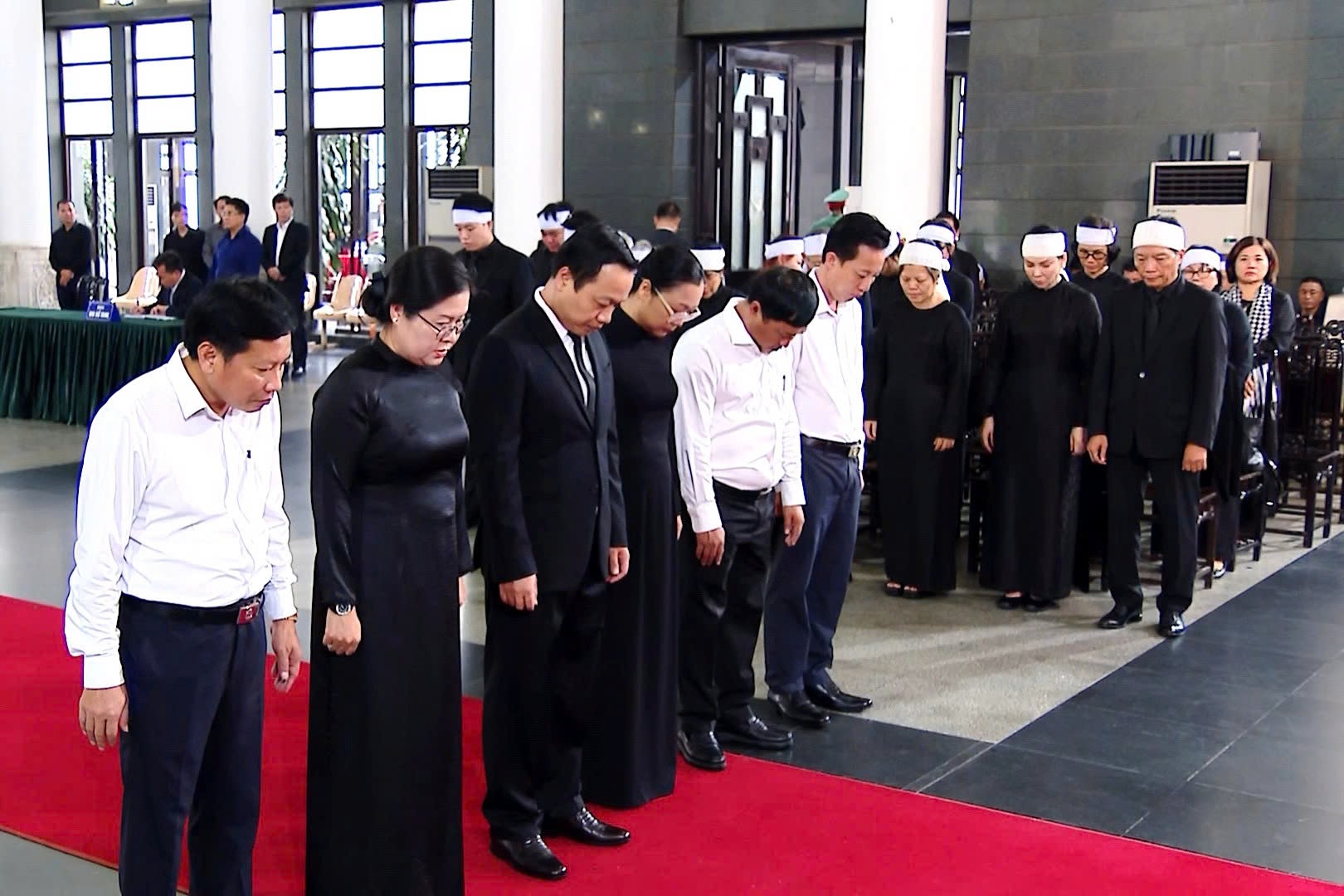 Đoàn của Tỉnh ủy, HĐND, UBND, UBMTTQ Việt Nam tỉnh và Đoàn Đại biểu Quốc hội tỉnh Vĩnh Long tưởng nhớ nguyên Chủ tịch nước Trần Đức Lương.