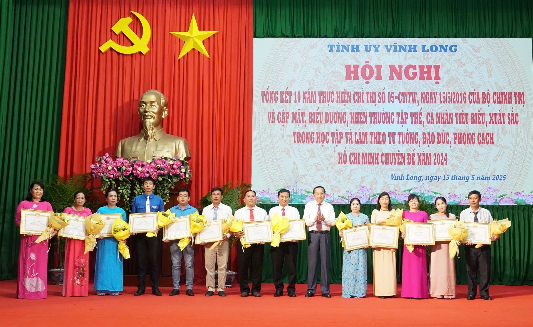 Biểu dương, khen thưởng các tập thể, cá nhân tiêu biểu xuất sắc trong học tập, làm theo Bác.