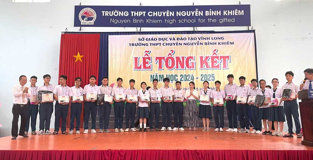  Khen thưởng cho HS giỏi giải toán trên máy tính cầm tay.