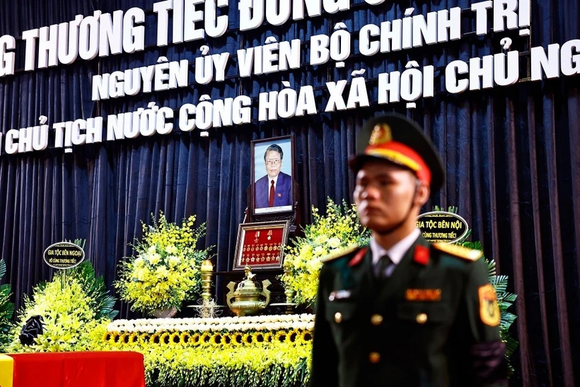  Linh cữu nguyên Chủ tịch nước Trần Đức Lương quàn tại Nhà tang lễ Quốc gia số 5 Trần Thánh Tông, Hà Nội. (Ảnh: TTXVN)