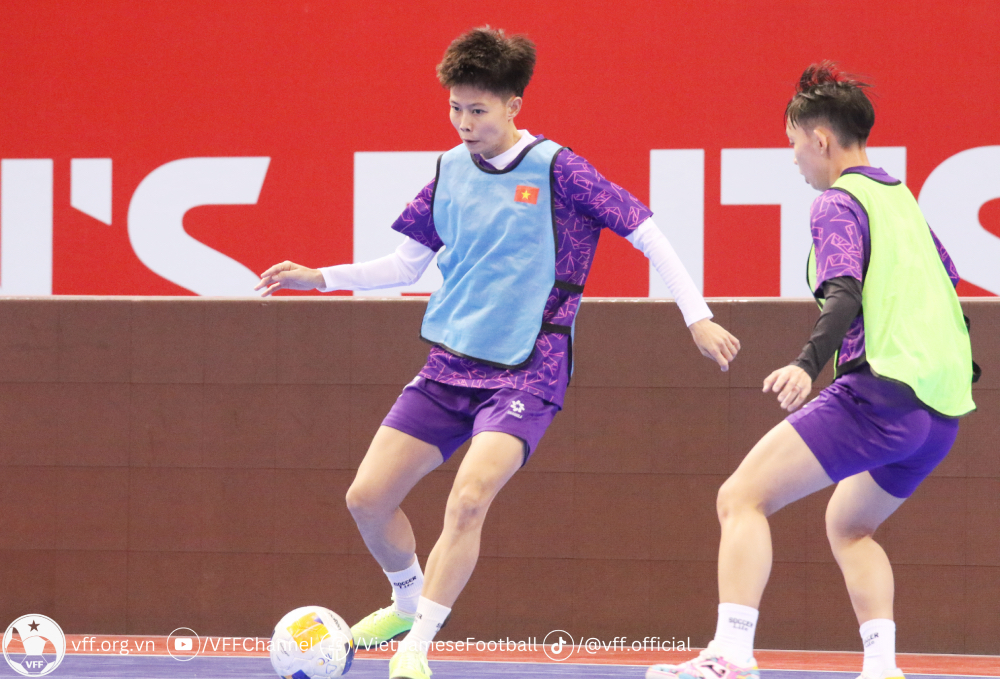 
Đội tuyển futsal nữ Việt Nam tập luyện làm quen sân thi đấu chính - Ảnh: VFF
