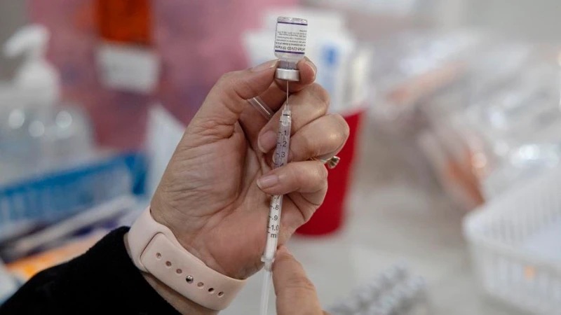 Một nhân viên y tế chuẩn bị liều vaccine Covid-19 tại điểm tiêm chủng ở San Antonio, bang Texas, Mỹ, ngày 9/1/2022. (Ảnh: Tân Hoa xã)
