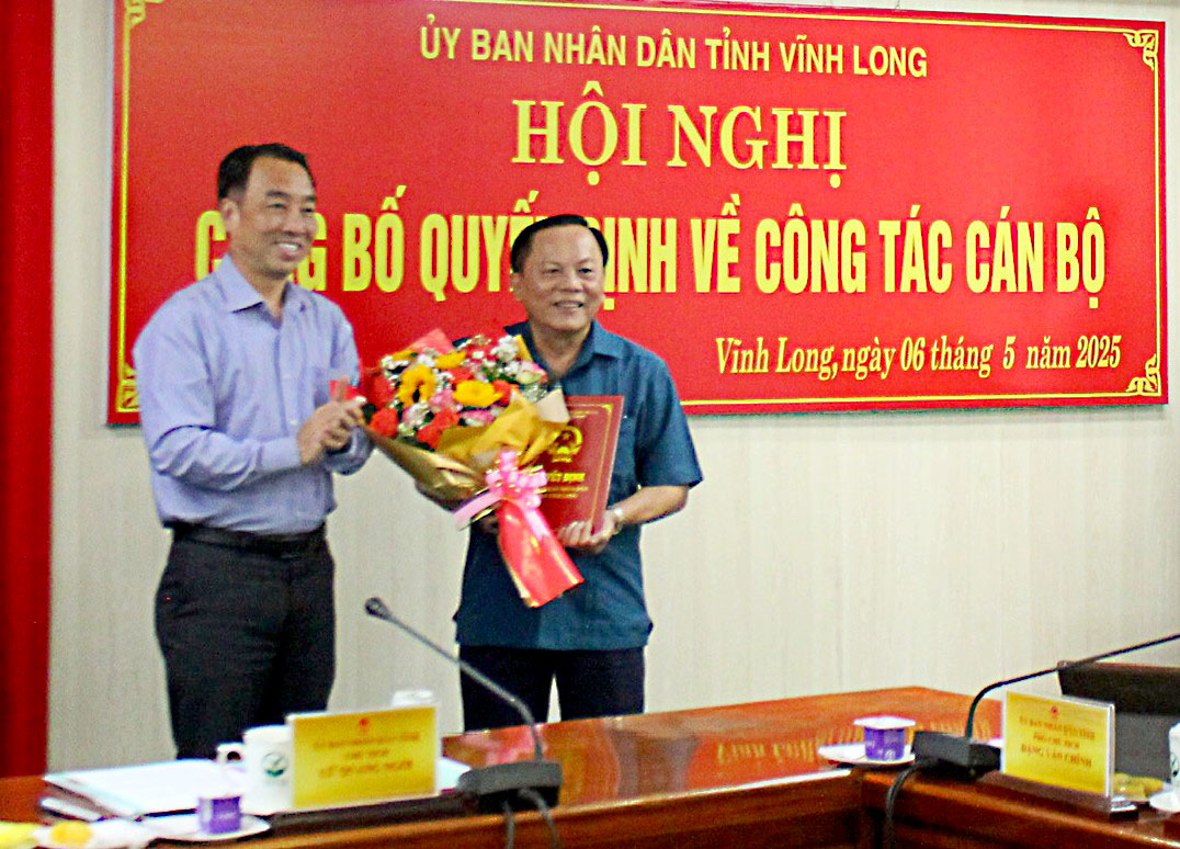 Phó Bí thư Tỉnh ủy, Chủ tịch UBND tỉnh- Lữ Quang Ngời (bên trái) trao quyết định nghỉ hưu cho đồng chí Trần Văn Hên.
