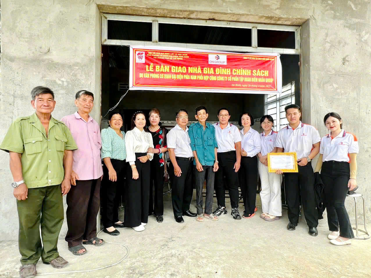 Văn phòng cơ quan đại diện phía Nam- Hội Hỗ trợ gia đình Liệt sĩ Việt Nam cùng Tập Đoàn Điểm nhấn GROUP bàn giao nhà cho gia đình cựu chiến binh Trần Ngọc Chấn.
