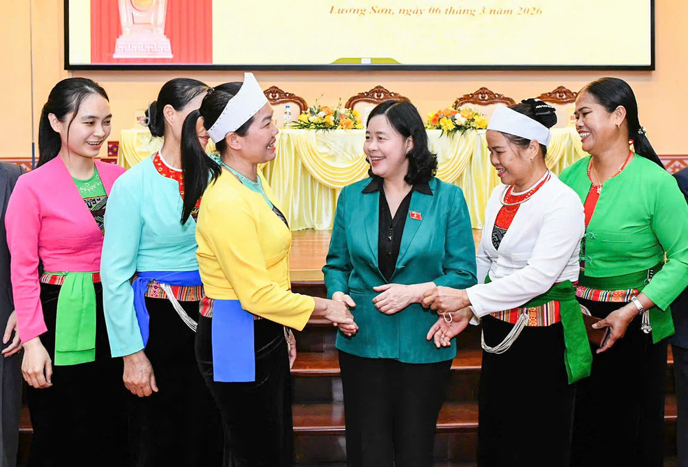 Đồng chí Bùi Thị Minh Hoài, Ủy viên Bộ Chính trị, Bí thư Trung ương Đảng, Chủ tịch Ủy ban Trung ương Mặt trận Tổ quốc Việt Nam tiếp xúc cử tri tại tỉnh Phú Thọ.

