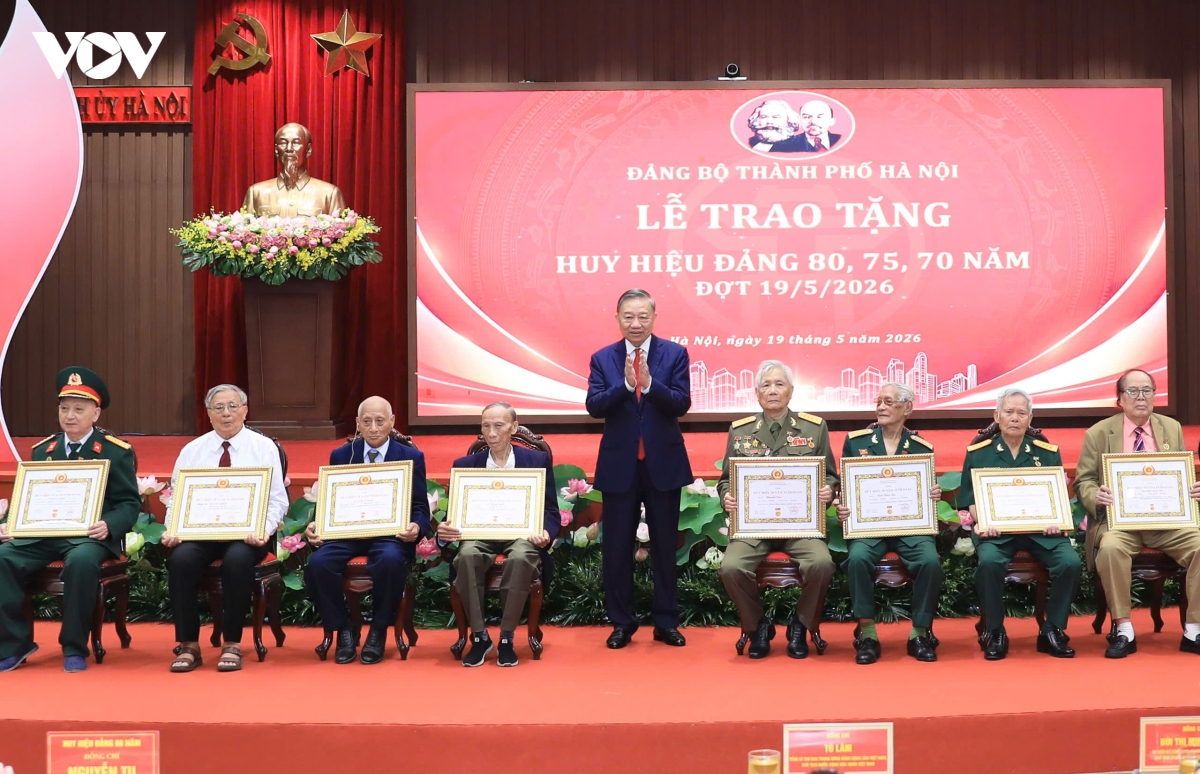 Thay mặt Lãnh đạo Đảng, Nhà nước, Tổng Bí thư, Chủ tịch nước Tô Lâm trân trọng trao giấy chứng nhận, hoa và quà tặng các đồng chí nhận huy hiệu 80, 75, 70 năm tuổi Đảng.