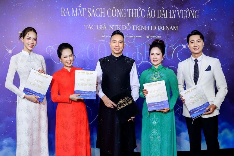 NTK Đỗ Trịnh Hoài Nam và các nghệ sĩ, đại biểu tại Lễ ra mắt sách Công thức Áo dài ly vuông.
