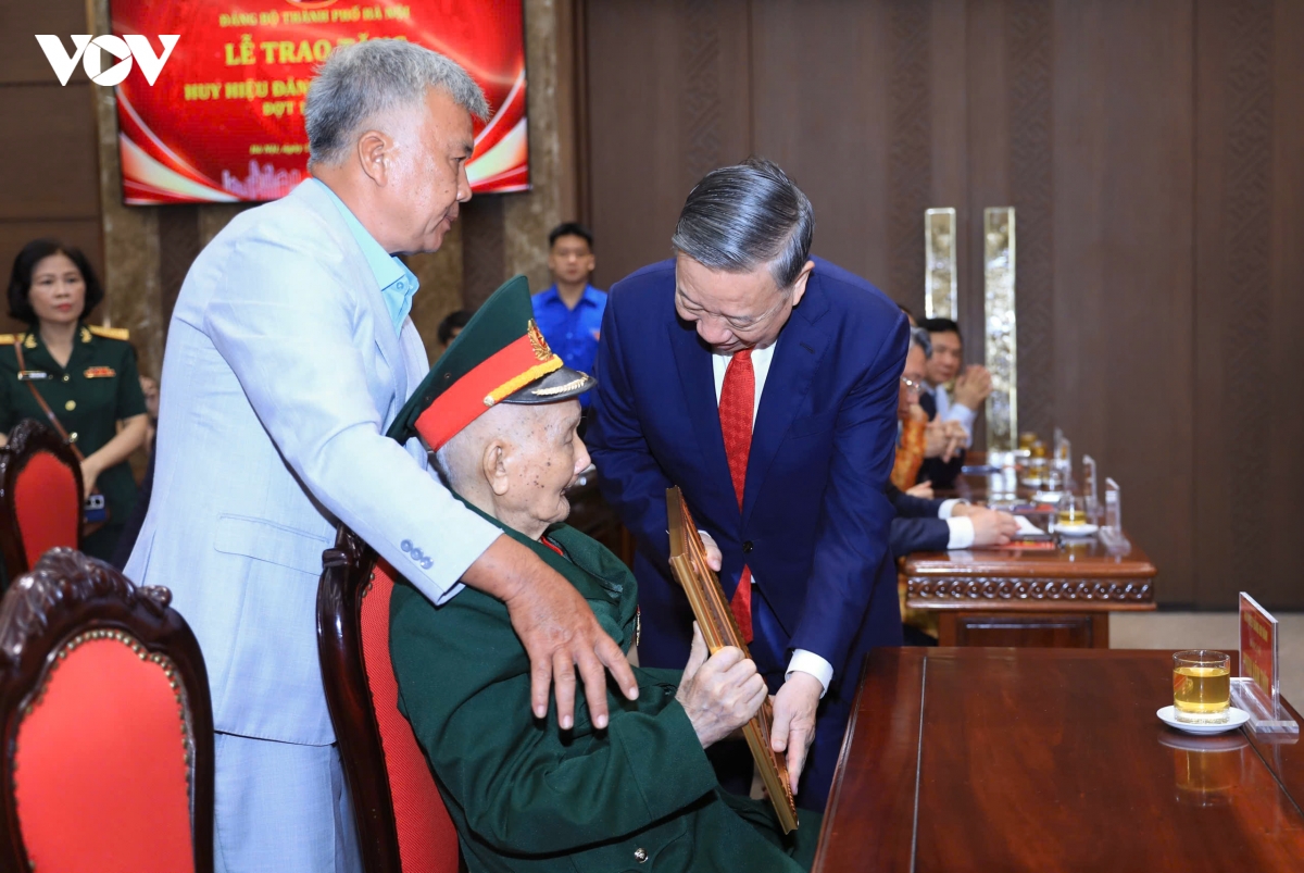 Tổng Bí thư, Chủ tịch nước Tô Lâm trao giấy chứng nhận cho đảng viên lão thành.