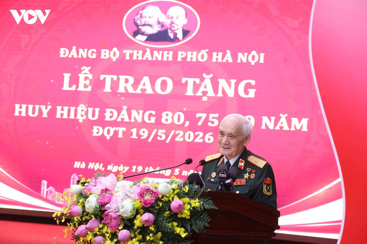 Đảng viên lão thành Nguyễn Tụ nguyện giữ trọn lời thề suốt đời trung với Đảng, hiếu với dân, tiếp tục nêu gương học tập và làm theo tư tưởng, đạo đức, phong cách Hồ Chí Minh.