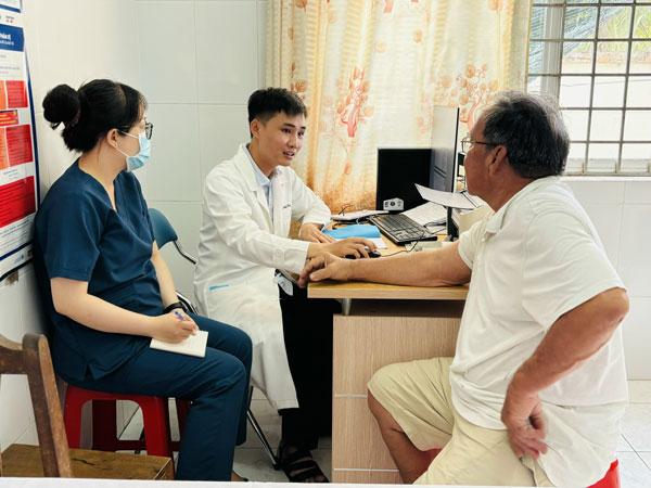 Bác sĩ Trạm Y tế phường Phú Tân khám bệnh cho người dân.

