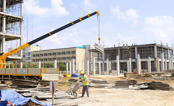 Nhiều doanh nghiệp FDI đang triển khai dự án trong các khu công nghiệp. Trong ảnh: Nhà đầu tư triển khai xây dựng cơ sở trong KCN Hòa Phú.

