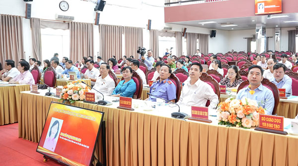 Đoàn đại biểu Quốc hội tỉnh và đại diện lãnh đạo sở, ban, ngành tỉnh tham dự hội nghị tiếp xúc cử tri tại điểm cầu Tỉnh ủy.

