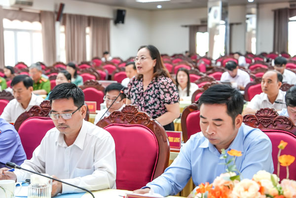Lãnh đạo ngành thuế trả lời kiến nghị của cử tri tại hội nghị.


