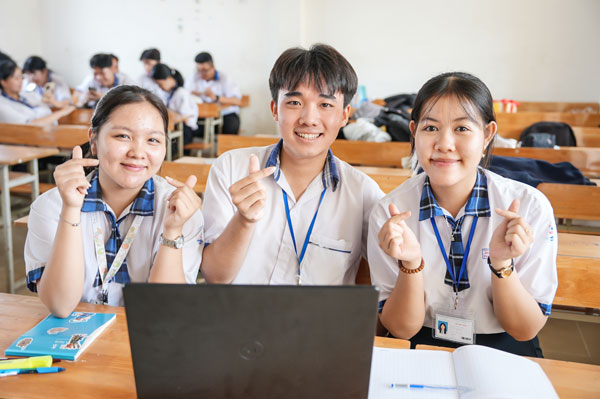 Những học sinh đã được học lớp cảm tình Đảng, Trường THPT Nguyễn Đáng luôn chủ động học tập, ứng dụng công nghệ.

