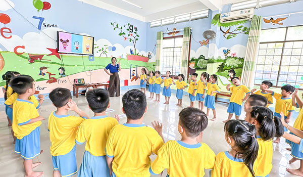 Hoạt động làm quen tiếng Anh cho trẻ tại Trường Mầm non Cái Ngang.

