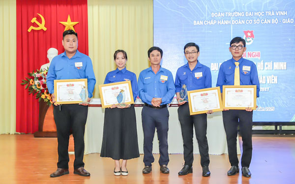 Tuyên dương cán bộ đoàn, sinh viên tiêu biểu- nguồn phát triển Đảng quan trọng.


