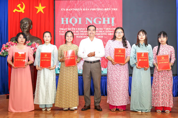 Chủ tịch UBND phường Bến Tre- Nguyễn Văn Thương trao quyết định cho các viên chức.

