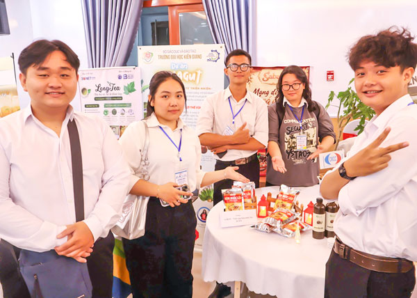 5 sinh viên thực hiện Dự án “SABAY- viên súp bún nước lèo ăn liền” tham gia Cuộc thi “Ý tưởng học sinh, sinh viên khởi nghiệp khu vực ĐBSCL”- INNOBE, lần IV năm 2026.

