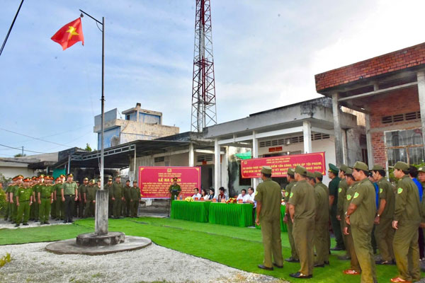 Công an xã Bảo Thạnh phối hợp tổ chức lễ ra quân cao điểm tấn công trấn áp tội phạm.

