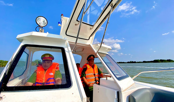Công an xã Hòa Minh tuần tra bảo đảm an ninh trật tự.

