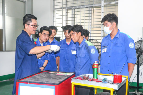Chú trọng đào tạo nhân lực chất lượng cao là một trong những khâu đột phá nhằm thực hiện mục tiêu kế hoạch.


