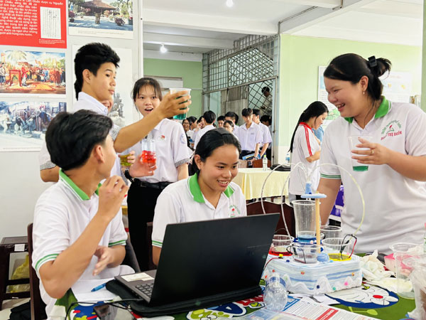 Học sinh Trường THPT Đoàn Thị Điểm trong ngày hội STEM tại Trường THPT Nguyễn Đình Chiểu.