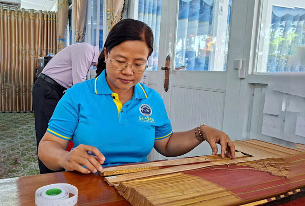 TS Ngô Sô Phe thực hiện số hóa hình ảnh sách lá buông phục vụ công tác bảo tồn di sản văn hóa Khmer bằng công nghệ số.

