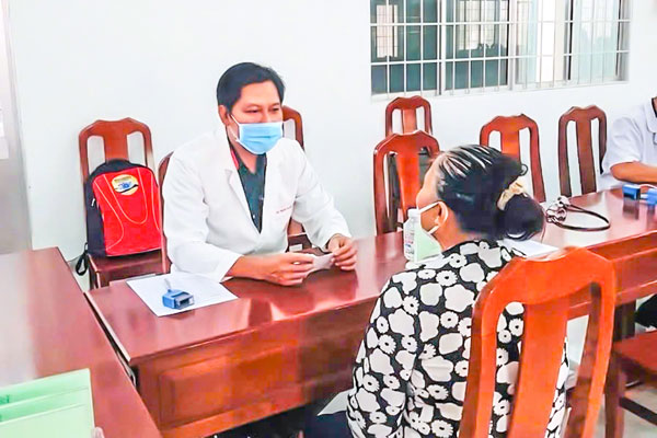 BS.CKI Nguyễn Văn Thái khám và tư vấn sức khỏe cho Nhân dân vùng sâu, vùng xa.

